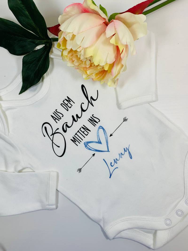 Baby Body | Mitten Ins Herz + Name von BirdDesignDE