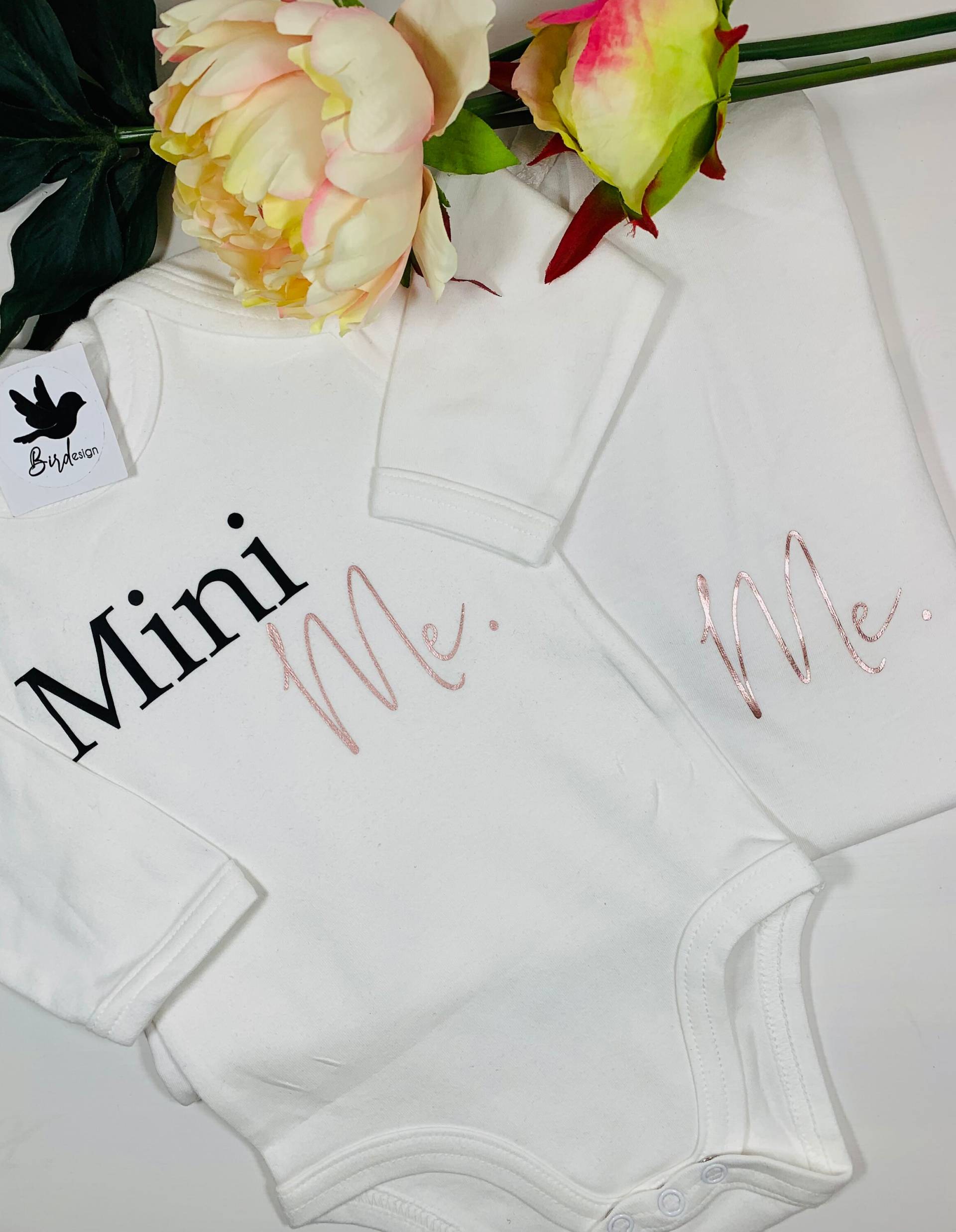 Geschenk-Set | T-Shirt Und Baby Body Me + Mini von BirdDesignDE