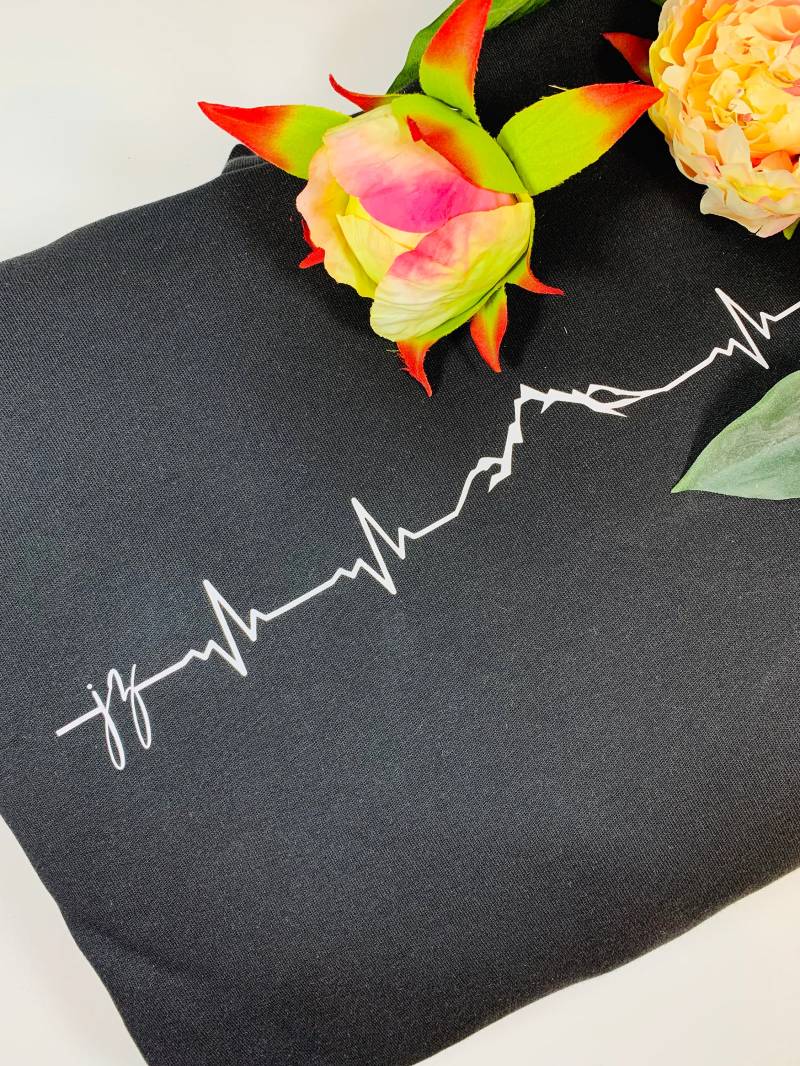 Hoodie Herren | Herzschlag Berg + Name Oder Initialen von BirdDesignDE