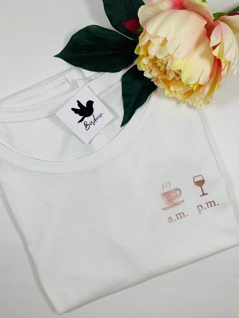 T-Shirt Damen | A.m. Coffee - P.m. Wine von BirdDesignDE