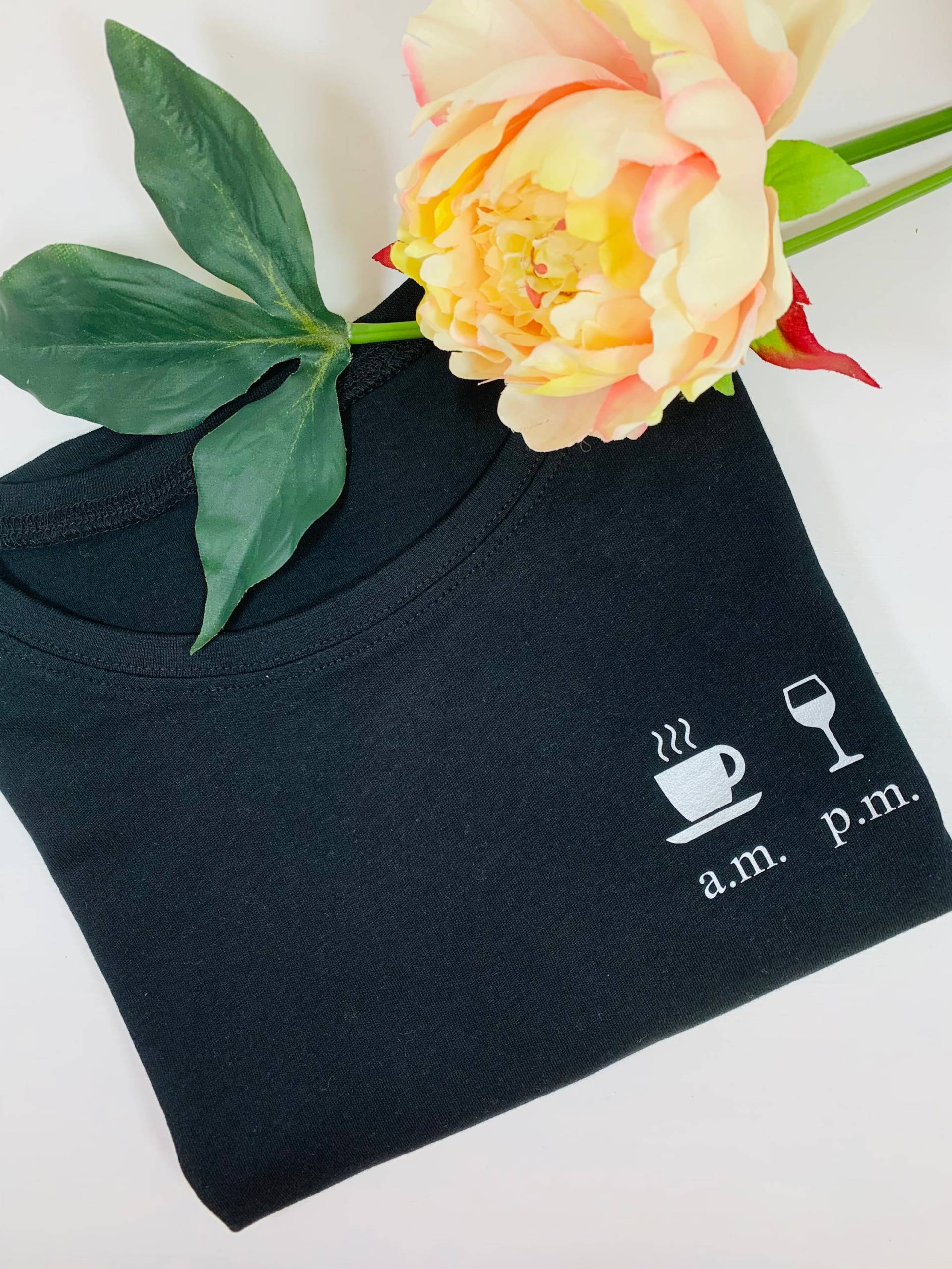 T-Shirt Herren | A.m. Coffee - P.m. Wine von BirdDesignDE