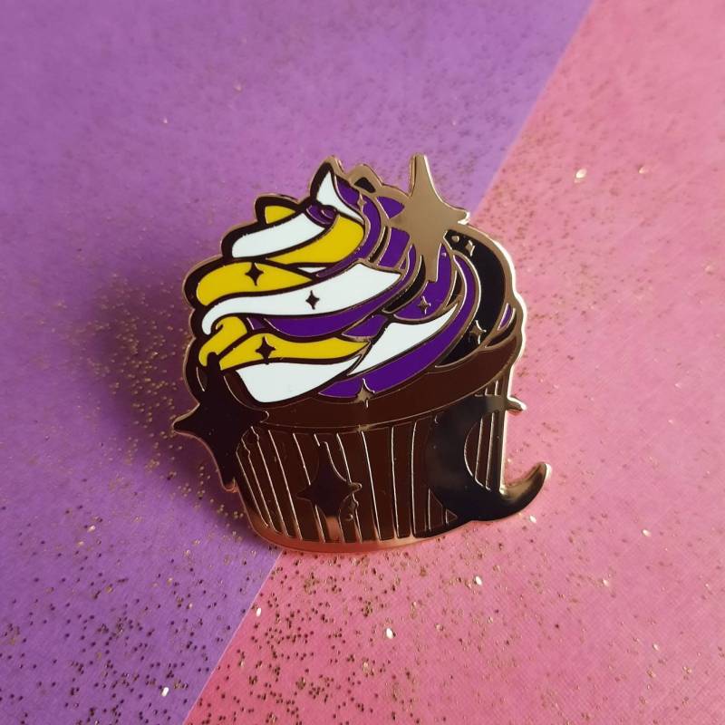 Nonbinary Cupcake-Pin von BirdSkullsDesigns
