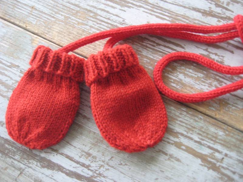 Armstulpen Für Baby Oder Kleinkind Rot von BirdaKnits