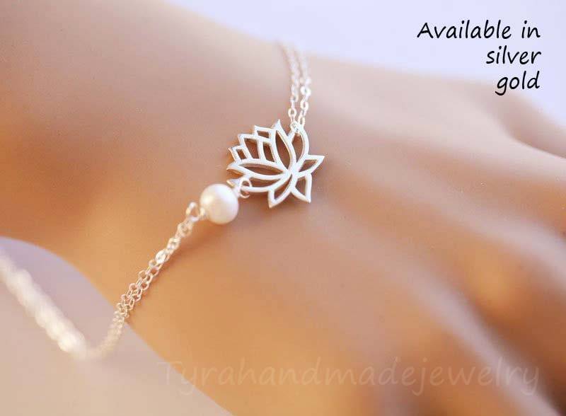 10 % Rabatt Auf 4, Lotus Charm Armband, Yoga Zen, Wasserlilie, Spirituellen Schmuck, Yogi Geschenk, Gelassenheit. Perle Perlen Armband von Birdedenjewelry