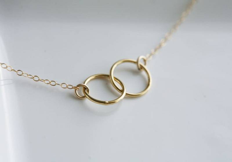 14 K Gold Gefüllt Zwei Kreis Halskette, Ewigkeit Ineinandergreifende Liebe Ohne Ende, Brautjungfer von Birdedenjewelry