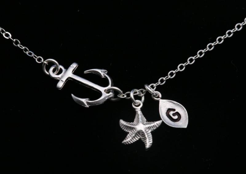 Anker-Seestern Initial, Personalisierte Ankerkette, Strand-Meer-Hochzeits-Geschenk, Blatt Anfangs, Stärke, Matrosen, Marine, Brautjungferngeschenk von Birdedenjewelry