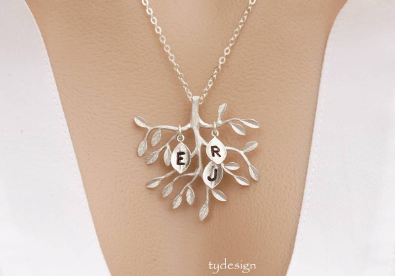 Baum Des Lebens Halskette Mit Blatt Initialen, Personalisierte Initial Halskette, Hand Gestempelt, Oma Schmuck, Mutter Initialen Für Mama Und Baby von Birdedenjewelry