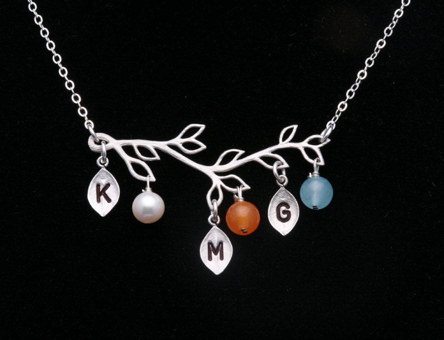 Familie Halskette, Initiale Personalisierte Mutter Geschenke, Geburtsstein Monogramm Initialed Blatt Halskette von Birdedenjewelry
