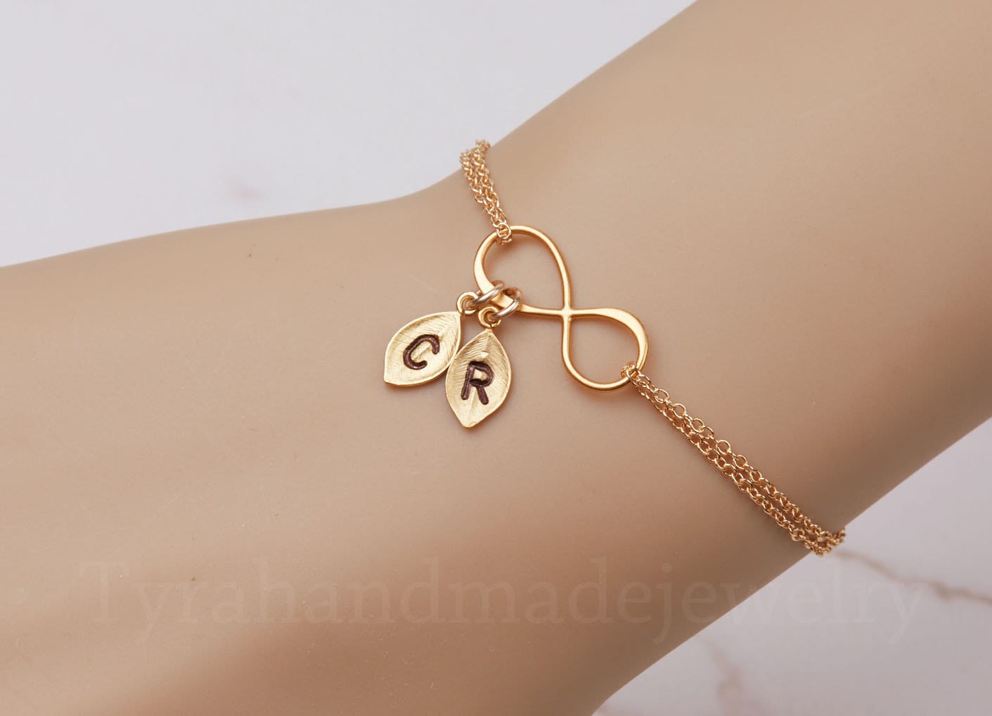Gold Infinity Erste Armband, 14 K Gold Gefüllt, Blatt Initial, Paar, Unendlichkeit Jubiläum, Schwesternschaft, Anpassen Geburtsstein, Hochzeit von Birdedenjewelry