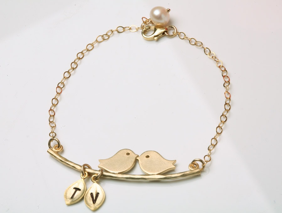 Goldvogel Auf Zweig Armband, Initialen Vogel Familien Monogramme, Blatt Personalisiertes Jubiläumsgeschenk, Mutter Geschenk, Mom Baby von Birdedenjewelry
