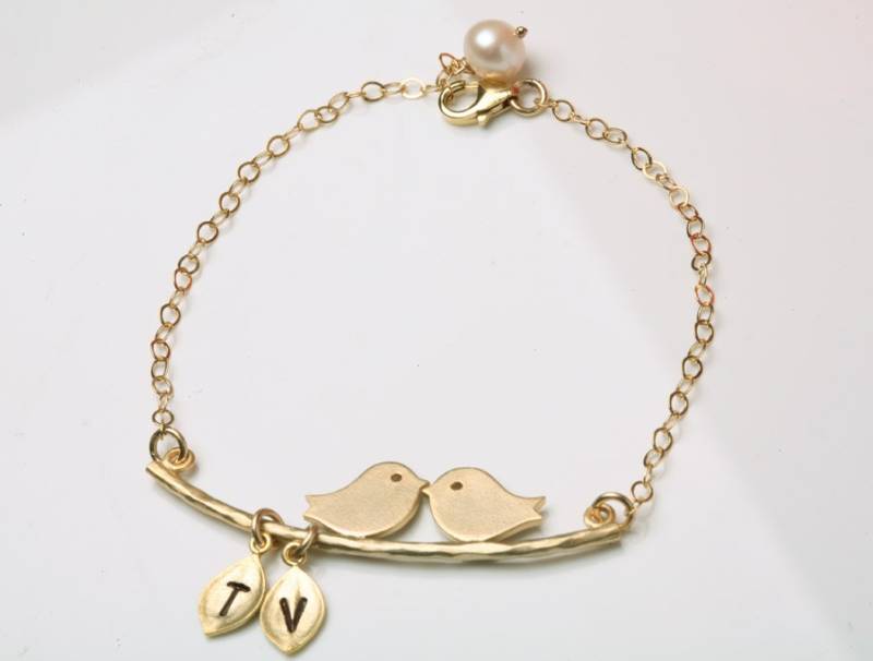 Goldvogel Auf Zweig Armband, Initialen Vogel Familien Monogramme, Blatt Personalisiertes Jubiläumsgeschenk, Mutter Geschenk, Mom Baby von Birdedenjewelry