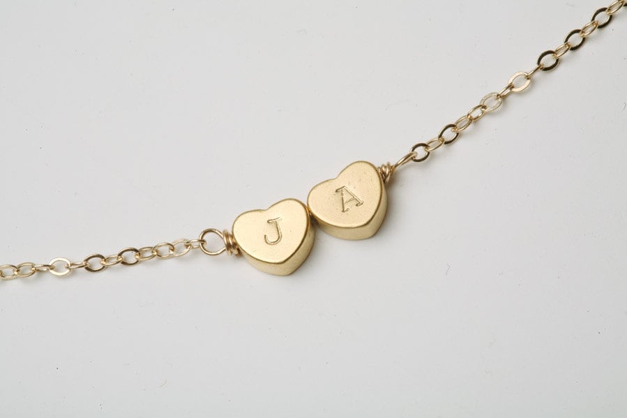 Benutzerdefinierte Dicke Herz Bar Halskette, Handgestempelt Erste Herz, Paar Initialen, Familie Jubiläumsgeschenk, Mutter Geschenk von Birdedenjewelry