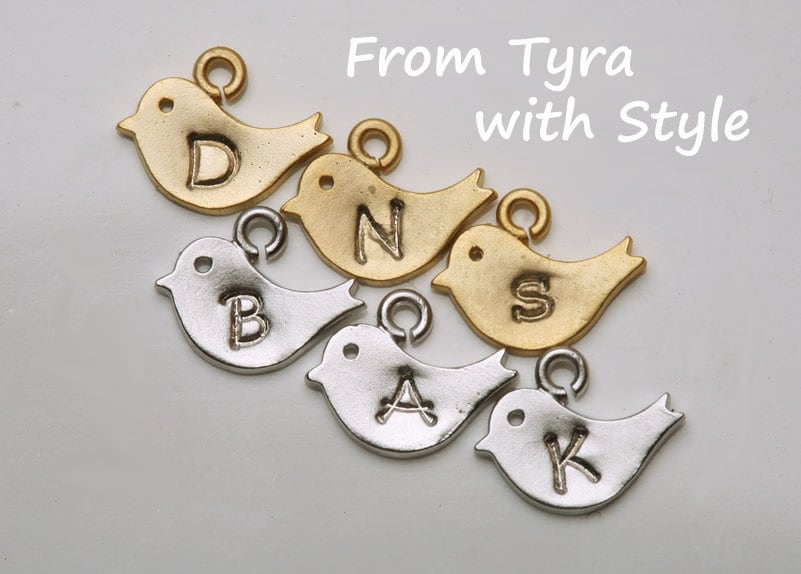 Kleine Vogel Charme, Baby Gestempelt Monogramm von Birdedenjewelry