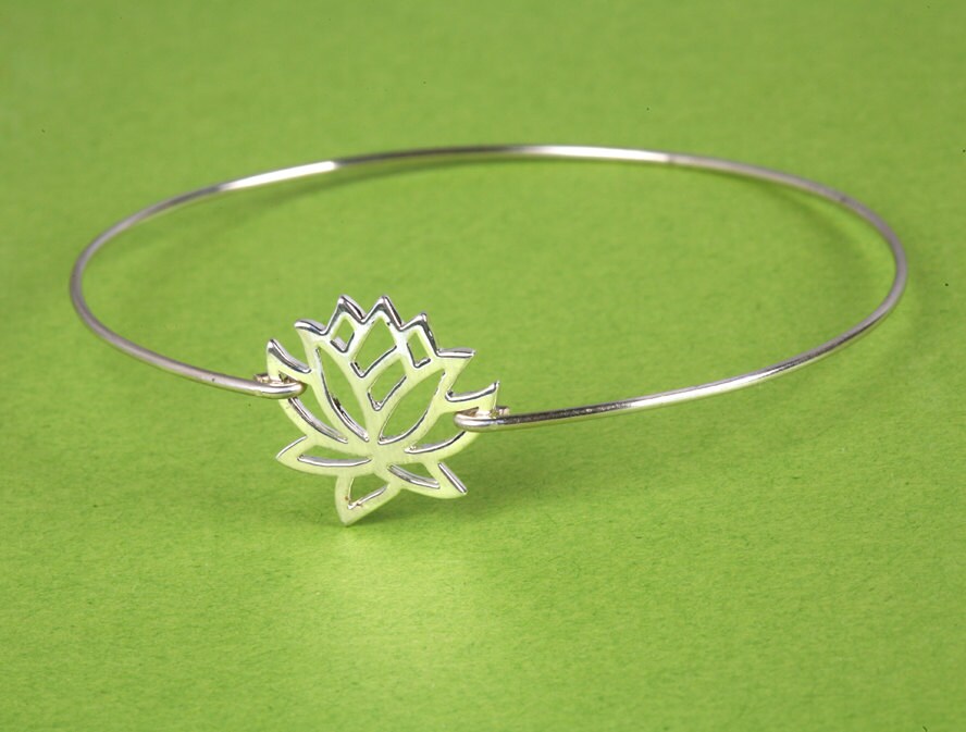 Lotus Charm Armreif, Glücks Yoga Mutter Geschenk, Mama Geburtstag, Beste Freunde Nana Oma von Birdedenjewelry