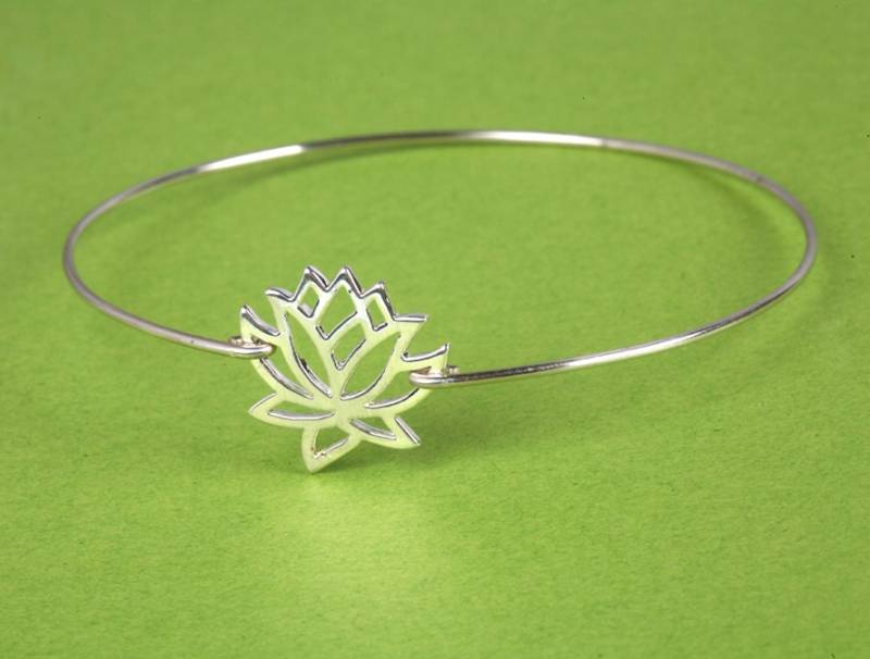Lotus Charm Armreif, Glücks Yoga Mutter Geschenk, Mama Geburtstag, Beste Freunde Nana Oma von Birdedenjewelry
