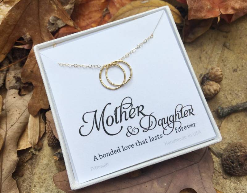Mutter Tochter Liebe Karma Halskette, Ewigkeit, Kreis, Geschenk Für Mutter, Von Halskette Mit Hinweiskarte von Birdedenjewelry
