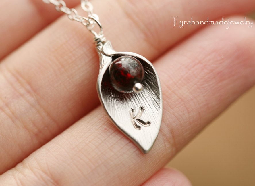 Personalisierte Calla Lilie Halskette, Blumen Initial Halskette, Benutzerdefinierte Geburtsstein, Hand Gestempelt Monogramm, Hochzeitsschmuck von Birdedenjewelry