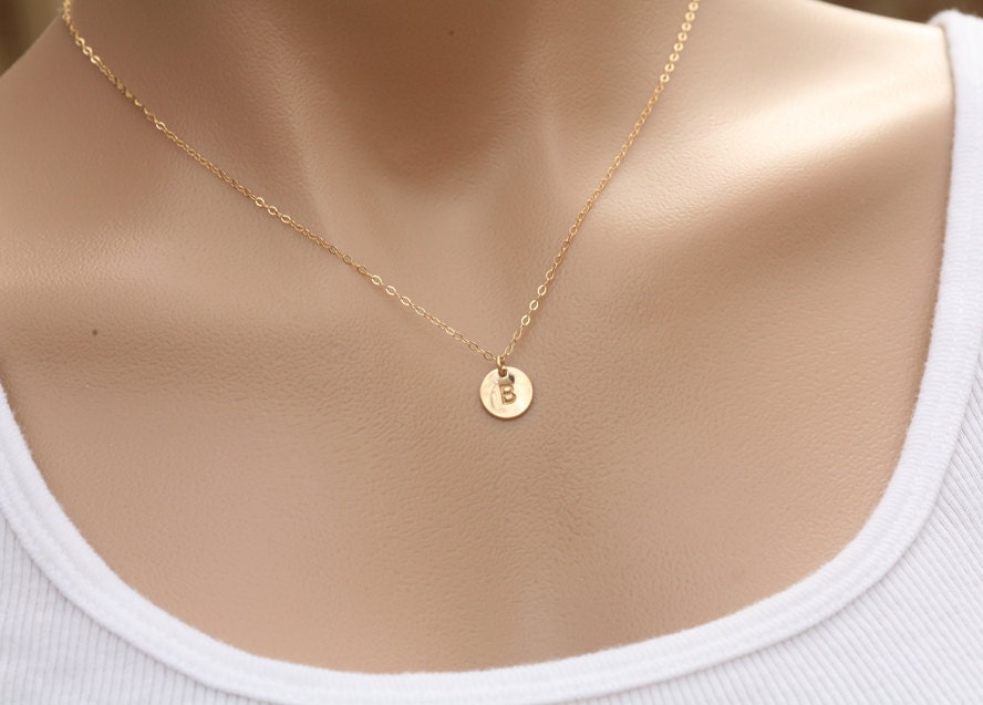 Personalisierte Gold Erste Halskette, Kleine Anfangsbuchstaben Charme, Benutzerdefinierte Monogramm, Schriftart Hand Gestempelt, Brautjungfer von Birdedenjewelry
