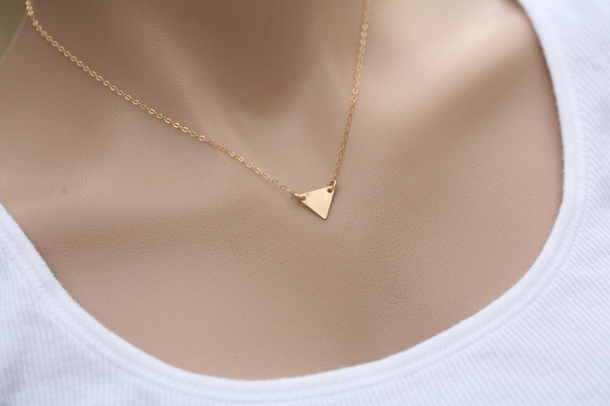 Personalisierte Kleines Dreieck Halskette, Benutzerdefinierte Schrift Gestempelt Initial Auf Dreieck, Brautjungfer Geschenk, Goldschmuck von Birdedenjewelry