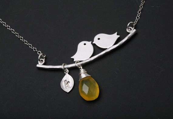 Personalisierte Küssen Vogel Zweig Halskette, Benutzerdefinierte Erste Birthstone, Familie Baby-Dusche, Von Hand Gestempelt Monogramm von Birdedenjewelry