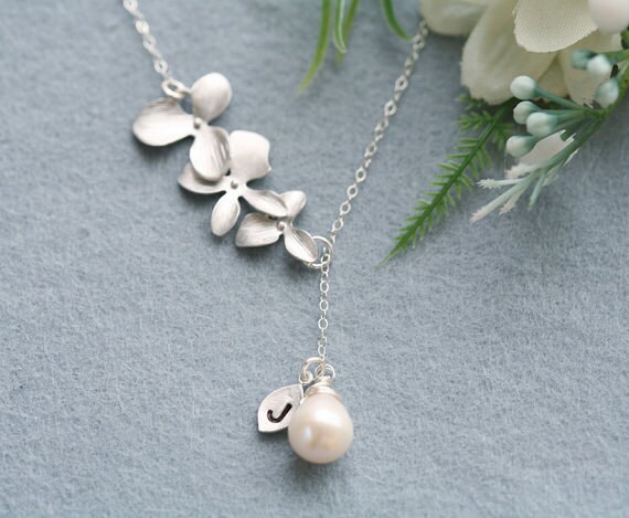 Personalisierte Orchidee Blume Halskette, Benutzerdefinierte Geburtsstein, Ursprüngliche Blatt, Monogramm-Tag, Hochzeitsschmuck, Brautjungfer von Birdedenjewelry