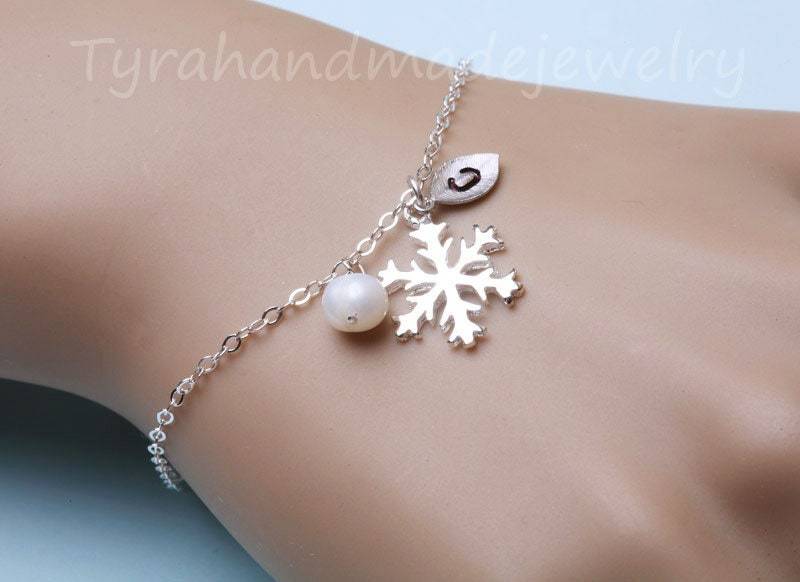 Personalisierte Schneeflocke Armband Mit Blatt Initiale, Hand Gestempelt Erste Feder, Winter Hochzeit Geschenk, Weihnachtsgeschenk, Brautjungfer von Birdedenjewelry