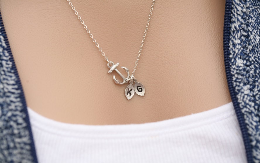 Personalisierte Seitlich Anker Halskette Mit Benutzerdefiniertem Anfangsurlaub, Hoffnung Stärke Anker, Sailors Brautjungfer Geschenke, Beste von Birdedenjewelry