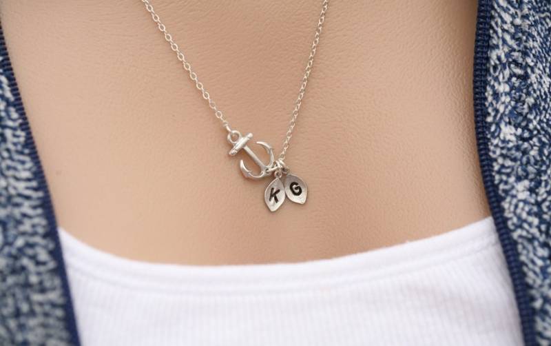 Personalisierte Seitlich Anker Halskette Mit Benutzerdefiniertem Anfangsurlaub, Hoffnung Stärke Anker, Sailors Brautjungfer Geschenke, Beste von Birdedenjewelry