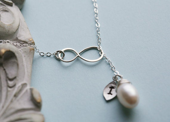 Personalisierte Seitlich Infinity-Halskette Mit Perlenanhänger Und Ersten Federcharme, Freundschaft, Personalisierte Initiale, Alltagsschmuck von Birdedenjewelry