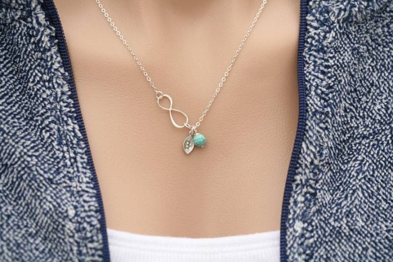 Personalisierte Seitlich Unendlichkeit Halskette Mit Ersten Blatt Und Edelstein Perle, Geschenk Beste Freundin, Winziger Stein, Geburtstag Halskette von Birdedenjewelry