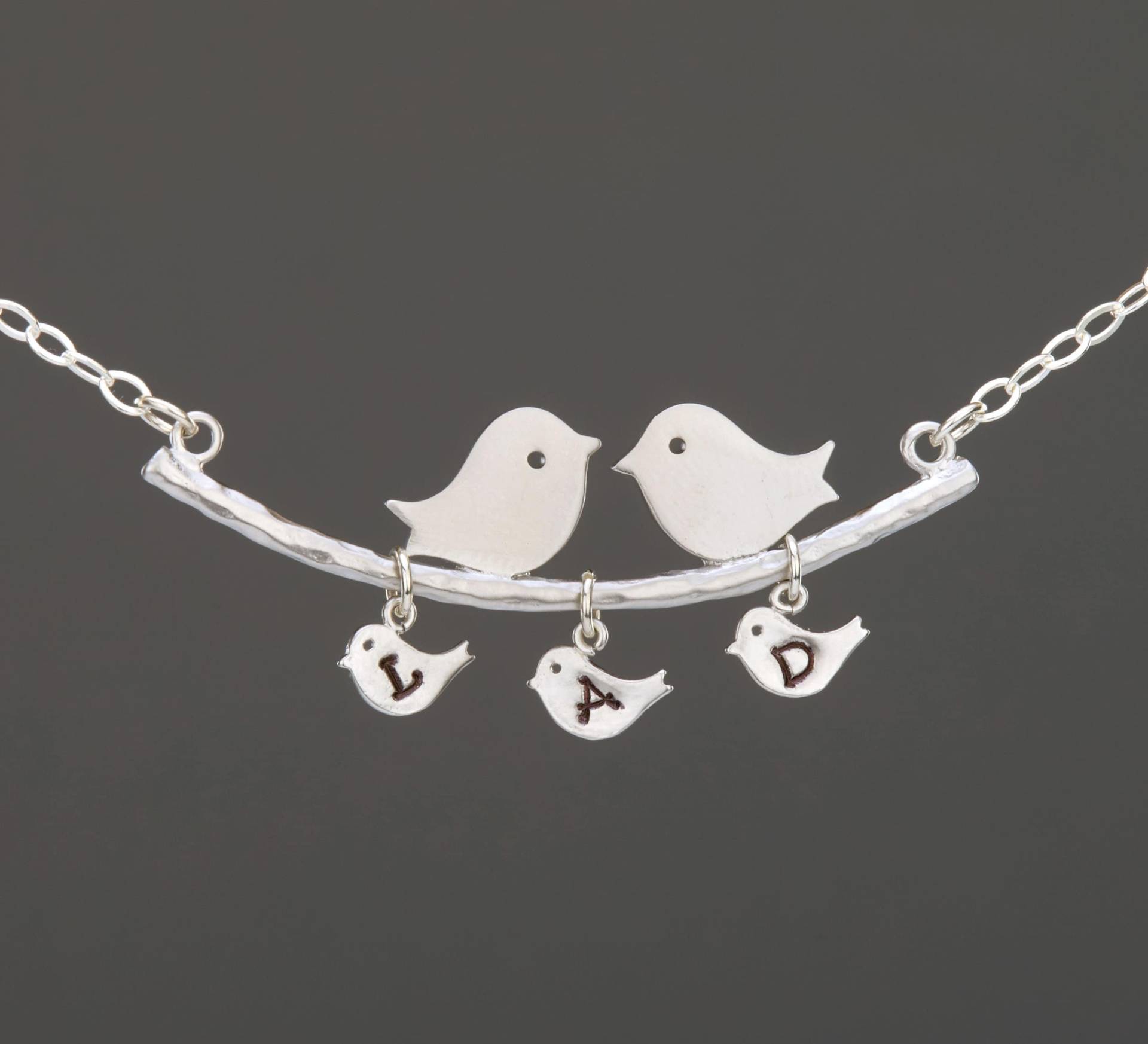 Personalisierte Vogelfamilie Armband Mit Hand Gestempelt Baby Vogel, Liebevolle Küssende Vogeleltern Auf Dem Zweig, Mutter Schmuck, Mama Und von Birdedenjewelry