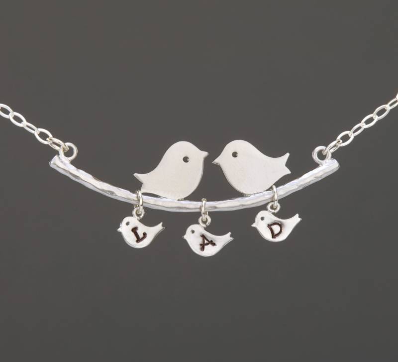 Personalisierte Vogelfamilie Armband Mit Hand Gestempelt Baby Vogel, Liebevolle Küssende Vogeleltern Auf Dem Zweig, Mutter Schmuck, Mama Und von Birdedenjewelry
