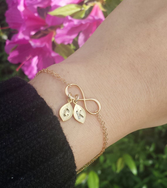 Personalisiertes Infinity Armband Mit Handgestempelten Initialanhängern, Familieninitialen Auf Unendlichkeit, Muttertagsgeschenk, Benutzerdefinierte von Birdedenjewelry