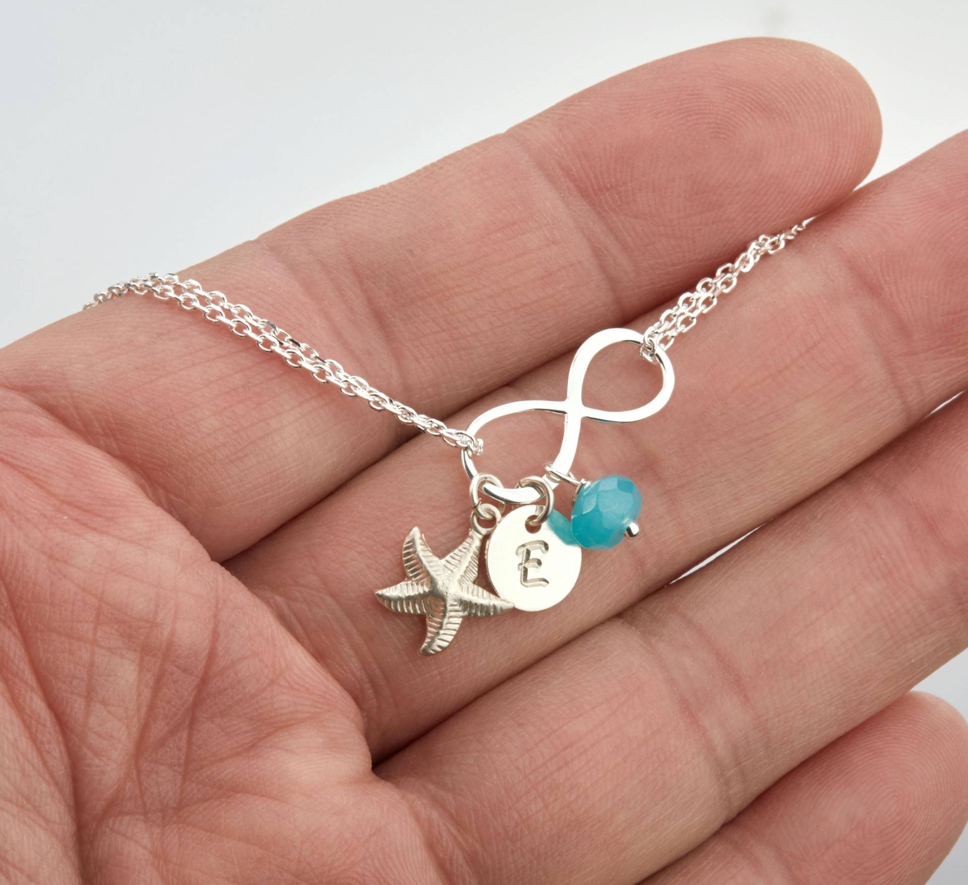 Personalisiertes Unendlichkeitsarmband, Seestern Monogramm Armband, Handgestempelte Initiale, Benutzerdefinierte Schrift, Strandhochzeit von Birdedenjewelry