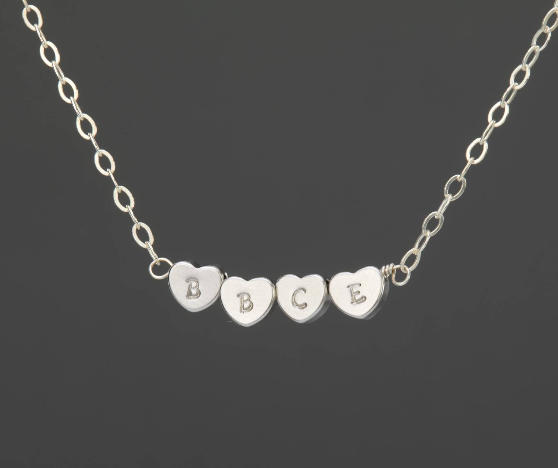 Reversible Initialisiert Dickes Herz Bar Armband, Doppelseitiges Herz, Familien Initial Brautjungfer Geschenk, Geburtstag, Freundschaft, Mutter von Birdedenjewelry