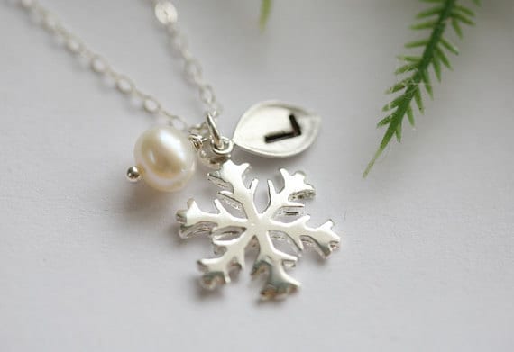 Schneeflocke Initial Halskette, Benutzerdefinierte Blatt Monogramm, Geburtsstein, Winter-Hochzeitsgeschenk, Weihnachtsgeschenk, Personalisierte von Birdedenjewelry