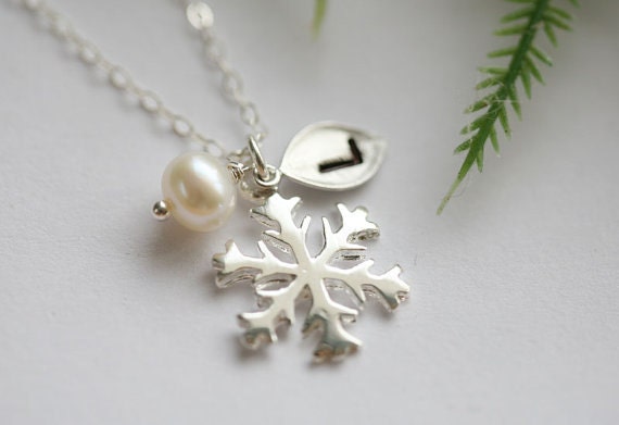 Schneeflocke Initial Halskette, Benutzerdefinierte Blatt Monogramm, Geburtsstein, Winter-Hochzeitsgeschenk, Weihnachtsgeschenk, Personalisierte von Birdedenjewelry