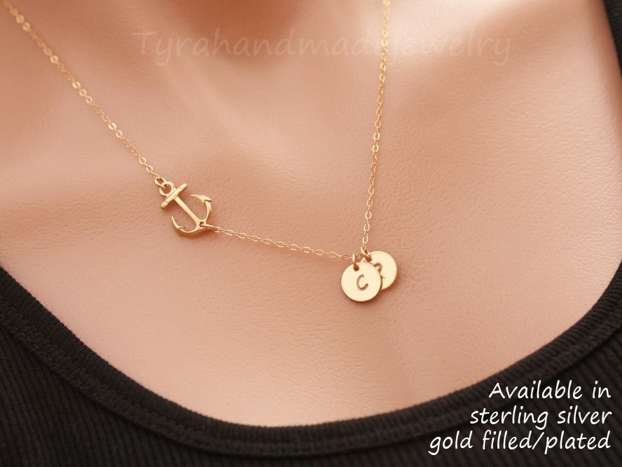Seitlich Anker Initial Halskette, Personalisierte Sailor Frau Geschenk, Stärke Hoffnung Anker, Mutter Benutzerdefinierte Schmuck Notiz von Birdedenjewelry