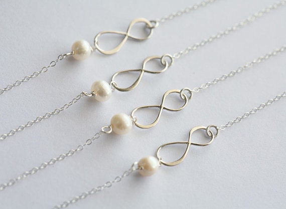 Set Of 4, Sterling Silber Infinity Armband, Benutzerdefinierte Geburtsstein-Armband, Personalisierte Brautjungfer Geschenke, Schwesterngeschenk von Birdedenjewelry