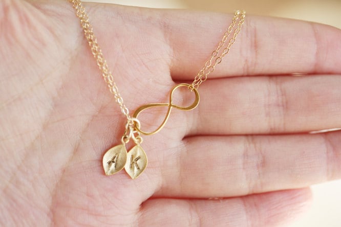 Unendlichkeit Erste, Blatt Anfangs Armband, Zwei Anfangsbuchstaben, Monogramm, Freundschaftsband, Schwesternschaft, Hochzeit Schmucksachegeschenk von Birdedenjewelry