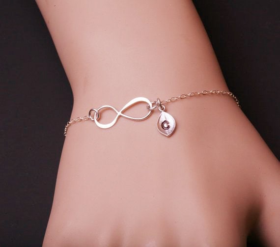 Unendlichkeit Erste Armband, Blatt Anfangs, Paar Monogramme, Liebe Sie Unendlichkeitsarmband, Schwesternschaft, Hochzeit Schmucksachegeschenk von Birdedenjewelry