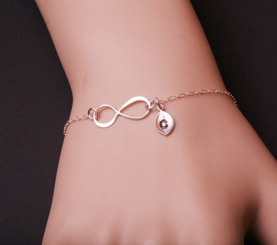 Unendlichkeit Erste Armband, Blatt Anfangs, Paar Monogramme, Liebe Sie Unendlichkeitsarmband, Schwesternschaft, Hochzeit Schmucksachegeschenk von Birdedenjewelry