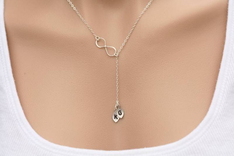 Unendlichkeit Erste Halskette, Blatt Paar Initialen, Familie Jubiläumsgeschenk, Schwesternschaft, Freundschaft, Beste Freundin Geschenk von Birdedenjewelry