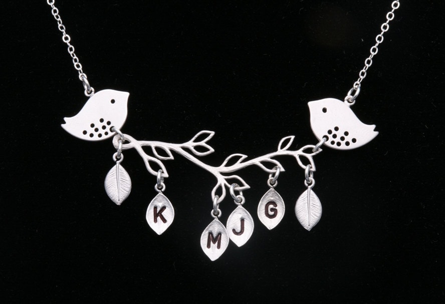 Vogel Auf Zweig Halskette, Initial Blatt Familien Oma Handgestempelter Schmuck, Mutter Geschenk von Birdedenjewelry