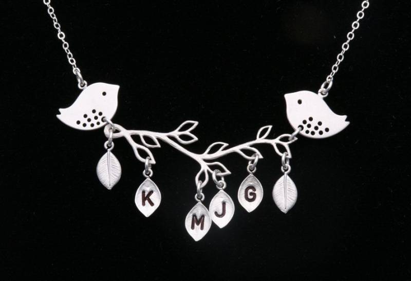 Vogel Auf Zweig Halskette, Initial Blatt Familien Oma Handgestempelter Schmuck, Mutter Geschenk von Birdedenjewelry