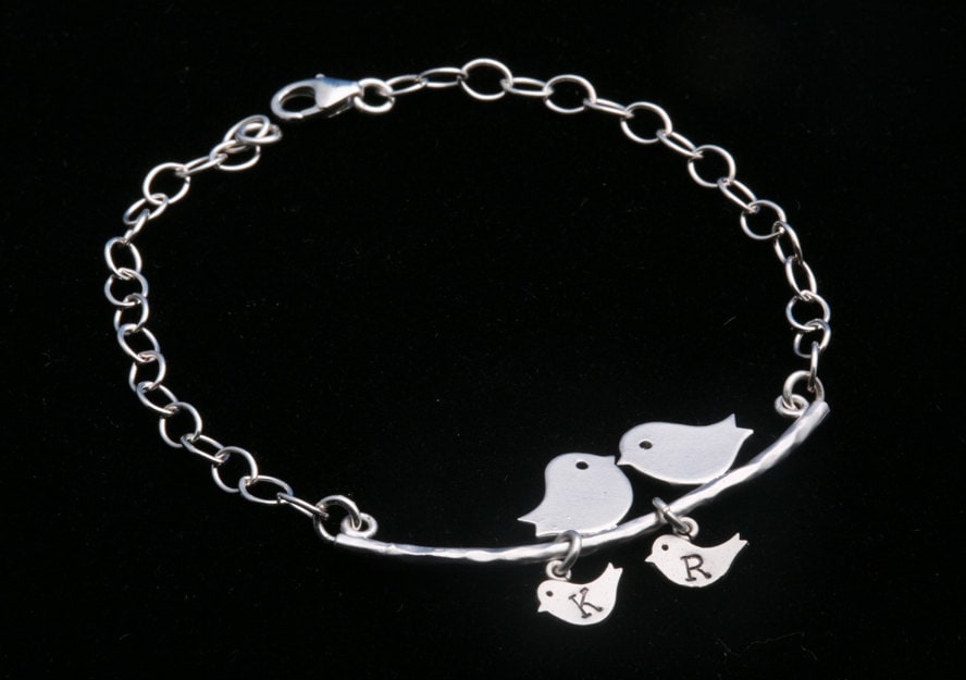 Zwei Baby-Vögel, Personalisierte Vogel Initial Armband, Auf Zweig, Erste, Mutter Schmuck, Baby Mama Und Baby von Birdedenjewelry