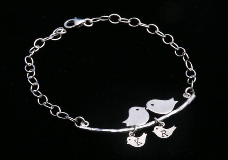 Zwei Baby-Vögel, Personalisierte Vogel Initial Armband, Auf Zweig, Erste, Mutter Schmuck, Baby Mama Und Baby von Birdedenjewelry