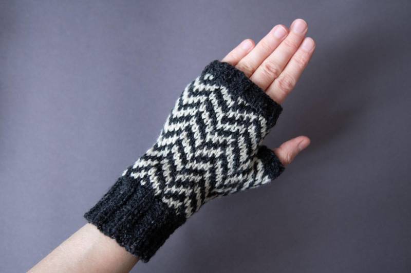 Fingerlose Handschuhe Mit Chevron Muster, Handgestrickt, Größe S, Aus Bio Wolle, Black Lodge Gloves Inspiriert, Grau Weiß von BirgitBlau