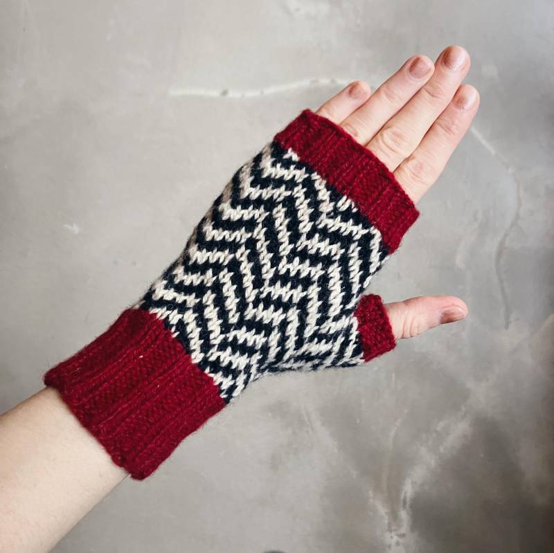 Twin Peaks Inspirierte Fingerlose Handschuhe Mit Chevron Muster, Handgestrickt, Größe S, Aus Bio Wolle, Black Lodge Gloves von BirgitBlau