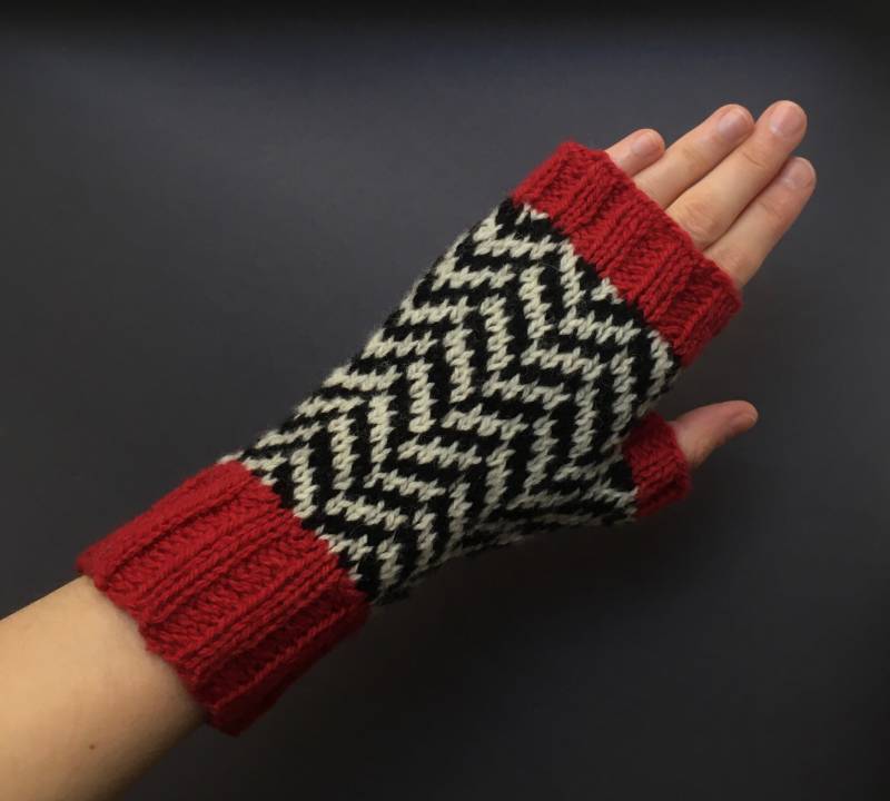 Twin Peaks Inspirierte Fingerlose Handschuhe Mit Chevron Muster, Handgestrickt, Größe S - M, Aus Bio Wolle, Black Lodge Gloves von BirgitBlau